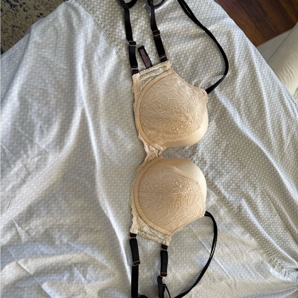 Victoria Secret  Lace Push-Up Bra with Adjustable Straps. NWOT